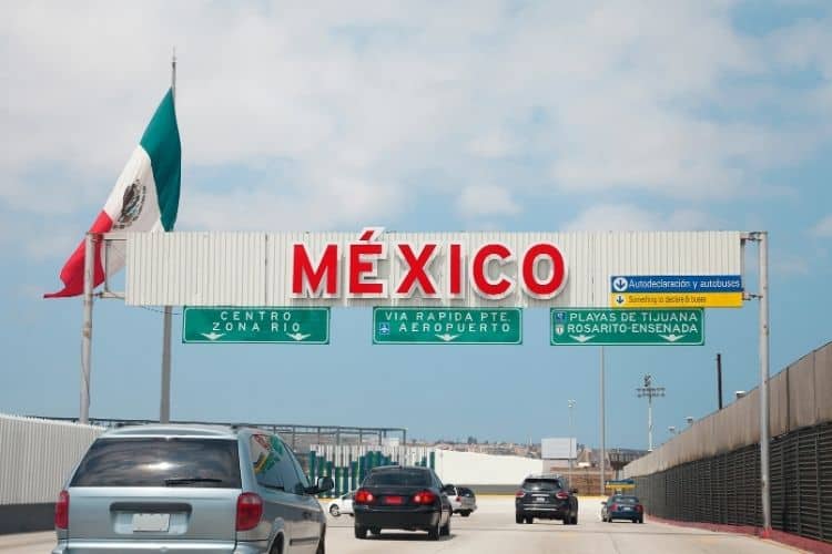 ¿Puedo cruzar la frontera de Tijuana sin pasaporte?